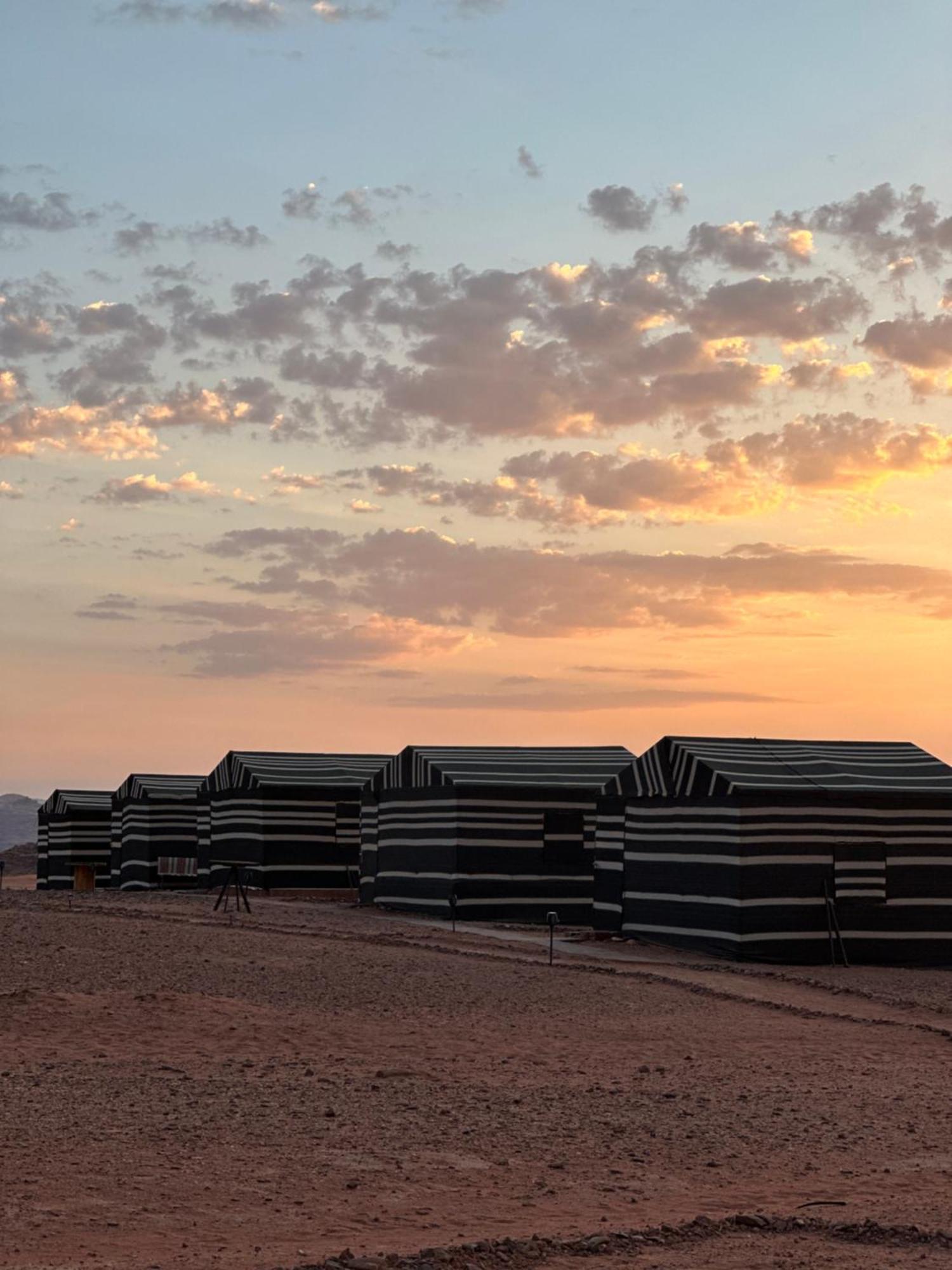 Wadirum Sunset Camp Hotel Wadi Rum Bagian luar foto